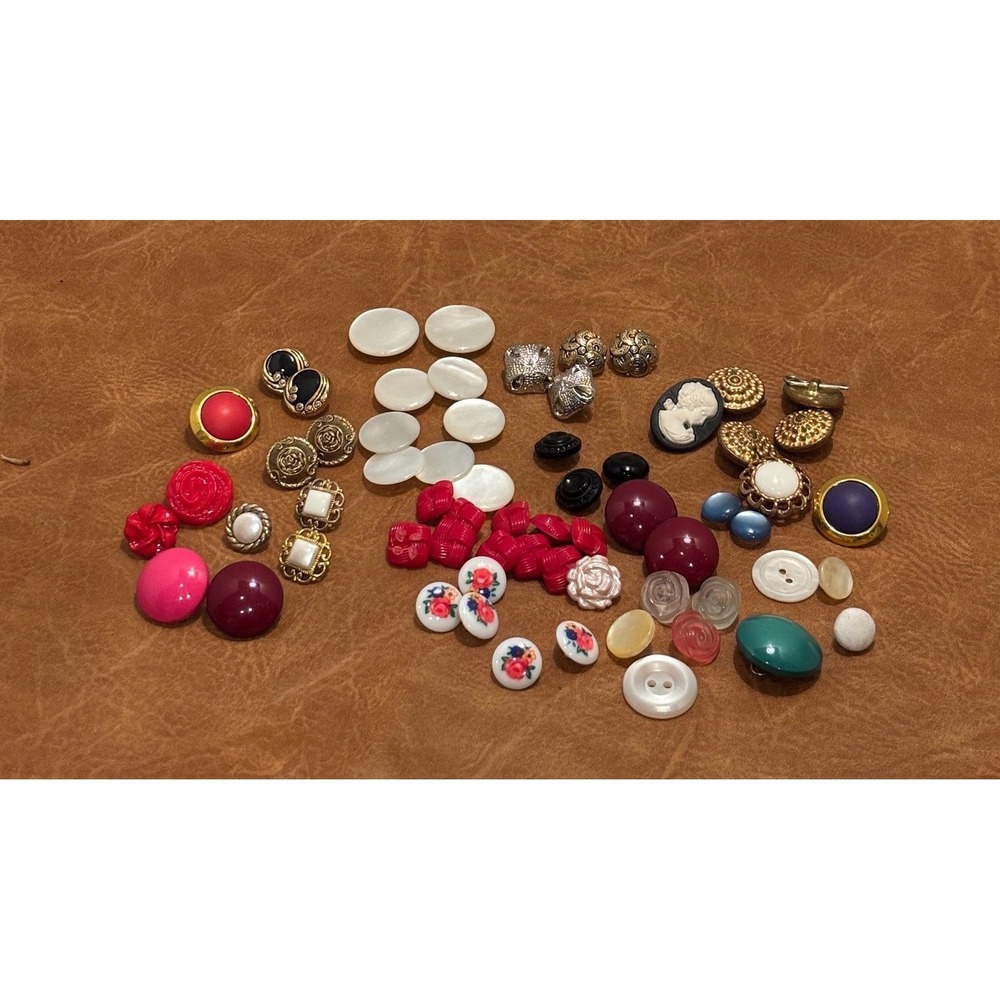 Vintage Mixed Button Lot Cameo Mother of Pearl Floral Gold Tone Crafting Sewing - Picture 7 of 7